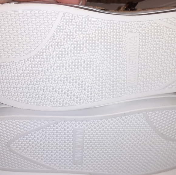 New! Minnetonka Gwen taupe fringed booties… - Picture 8 of 9